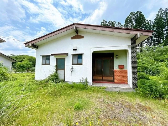 Open house held / Interior and exterior renovation planned / Single-story / Parking for 4 cars available / Quiet residential area
