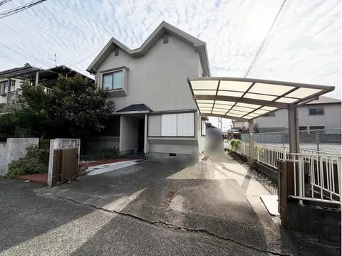 Within a 5-minute walk from the station! All rooms are 6 tatami mats or larger in a 4LDK layout!