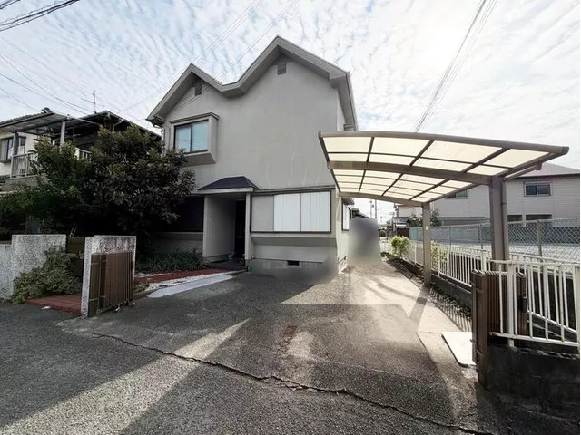Within a 5-minute walk from the station! All rooms are 6 tatami mats or larger in a 4LDK layout!