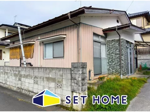 A single-story house standing in a quiet neighborhood. Enjoy a rich life with a large garden for home gardening.
