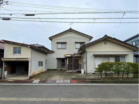 [With garage, 6K] Good access to main roads; snow melting on the front road