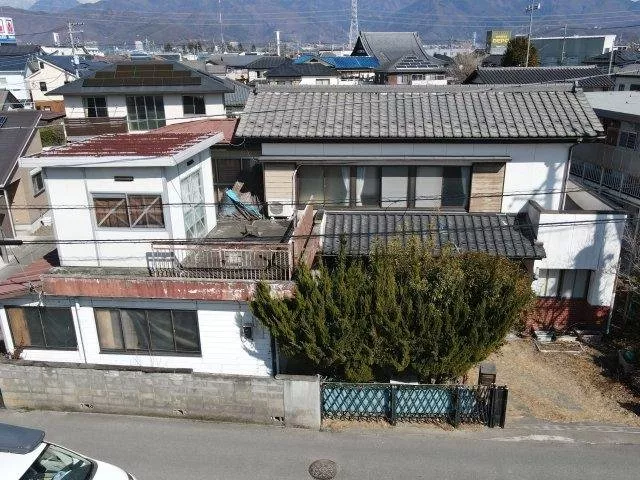 Spacious 9K layout. With a storage room for ample storage, the spacious balcony is also attractive.