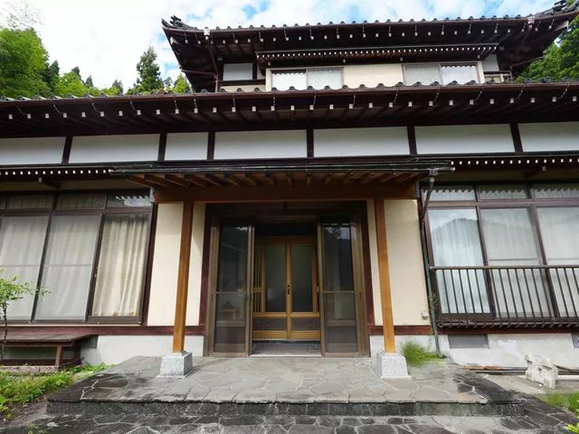 This is a used house in a quiet residential area.