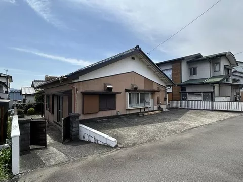 A spacious single-story 3LDK with a rich living environment within 1 km of the station, convenience store, supermarket, and drugstore
