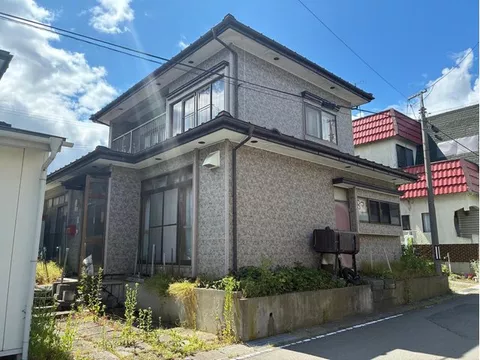 ■3 minutes by car to JR station ■5 minutes by car to large shopping center ■Quiet environment