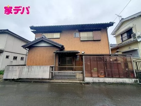 ■Spacious Japanese-style room included■Quiet atmosphere in a residential area■13-minute walk to Ina Station