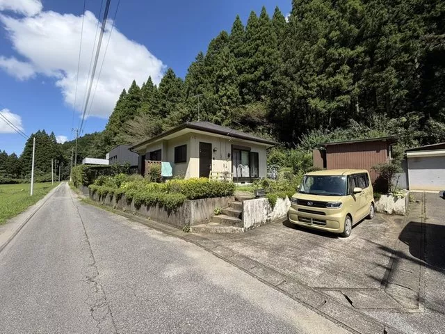 Surrounded by nature, a compact 2DK single-story house, ideal as a weekend base or second house