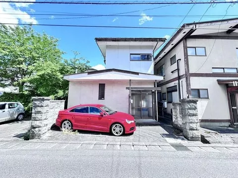 A 3K with all rooms over 6 tatami mats, a wooden 2-story house with a system kitchen