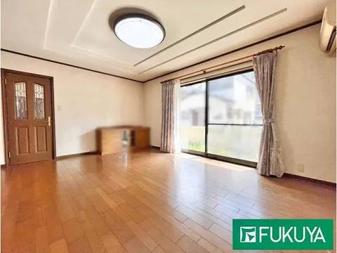 ■Property with good sunlight on the south side road■ Used house with a garden on a land area of approximately 55 tsubo■