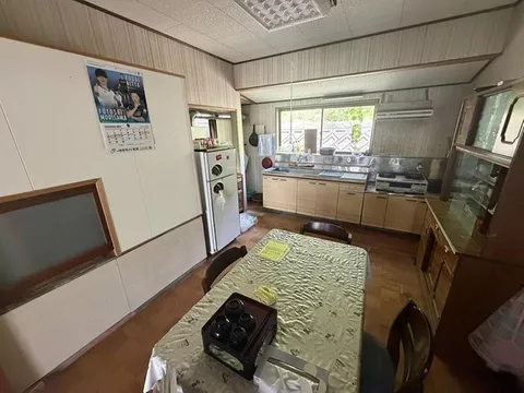 30 seconds on foot to the sea, 5 minutes by car to Kitayuki Sake Brewery, 22 minutes by car to the boat rental - Image 2