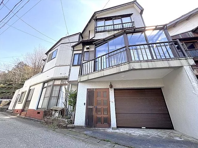 Used single-family home in Tsuruoka City, Yuonuma, with shutter garage