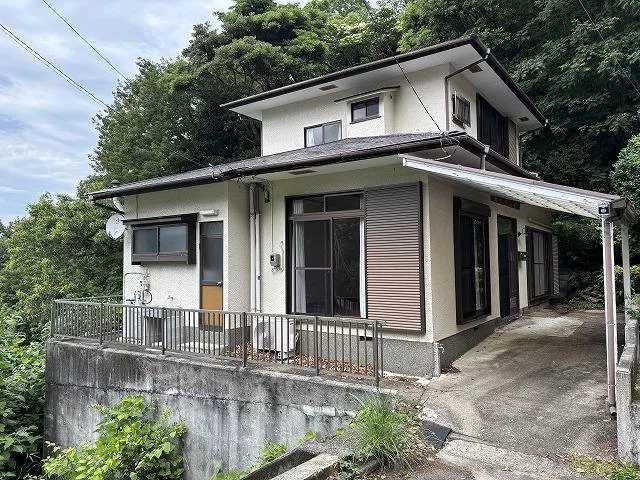 A residential area rich in greenery, ocean view, located on a hill, two-story, Japanese-style room