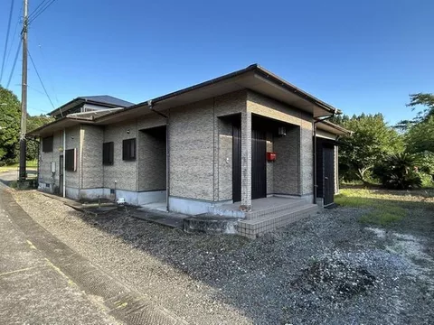 A single-story 3LDK house with a continuation of a Japanese-style room and storage, a southern garden, and a porch, on a site of approximately 168 tsubo.