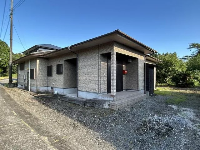 A single-story 3LDK house with a continuation of a Japanese-style room and storage, a southern garden, and a porch, on a site of approximately 168 tsubo.