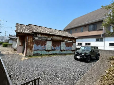 About a 4-minute walk to Katsuura Station; about an 8-minute walk to Katsuura Central Beach♪