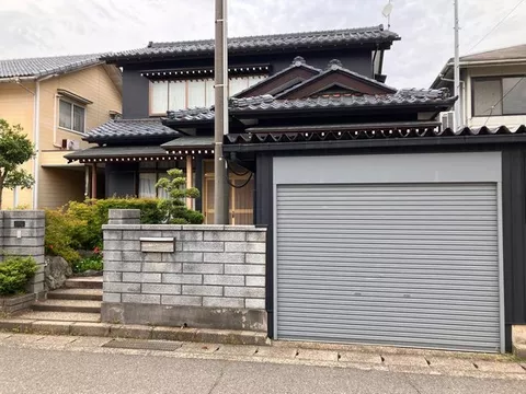 【South-facing 5LDK】Living room, water areas, and exterior were renovated about 5 years ago♪