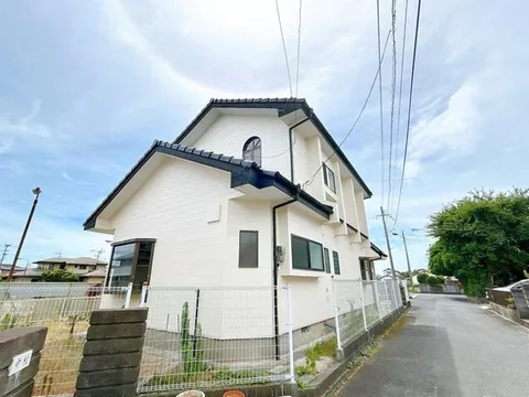 Open house held, interior and exterior renovations completed, a 3LDK house with storage in each room.