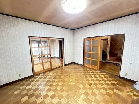 Takai Real Estate ☆ Good access to Route 8! A south-facing home!