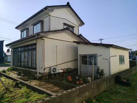 26 minutes on foot from JR Yahiko Line "Higashi-Sanjo" Station