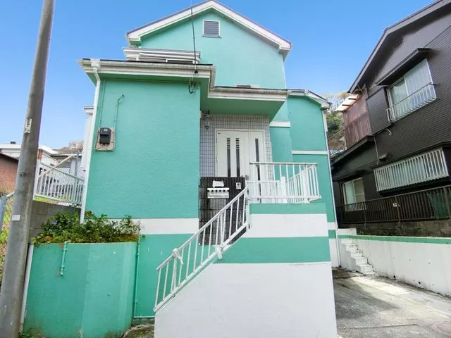South-facing with good sunlight! This is a used house with all-electric features!
