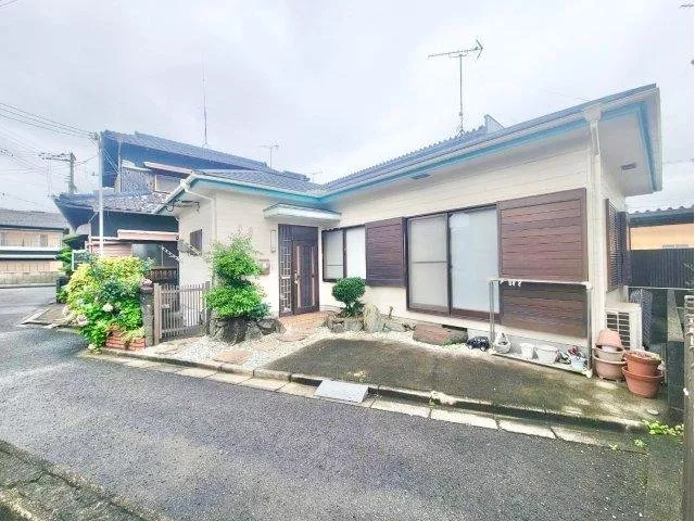 17 minutes on foot from JR Takasaki Line "Ageo"