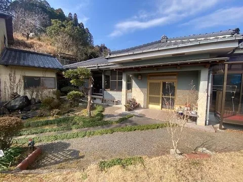 A must-see for those who want to live surrounded by lush nature!! The building is in very good condition (^^)/