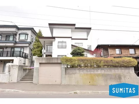 A prime location with abundant shopping facilities. The bright, southwest-facing interior has a good flow for household chores♪