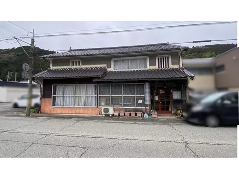 4 minutes on foot from the station! A residential house available for 2.7 million yen with a spacious layout of 7DK