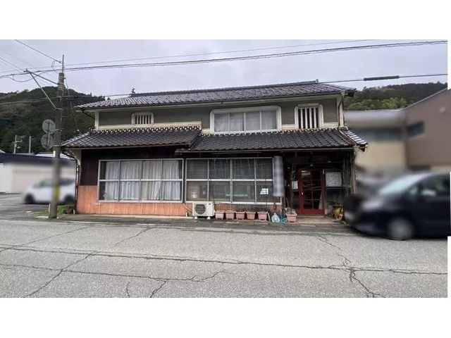 4 minutes on foot from the station! A residential house available for 2.7 million yen with a spacious layout of 7DK