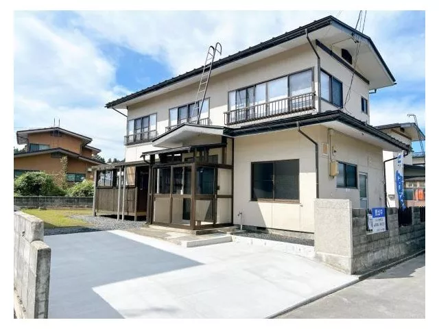 [Open house held] [Immediate occupancy available] [New water facilities replaced] The width of the front road is 6m. Car traffic