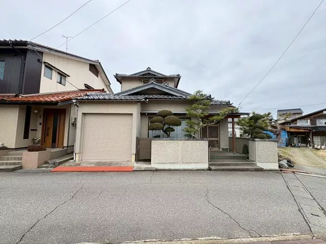 77 tsubo of land × parking for 3 cars! A spacious large house with 9 rooms.