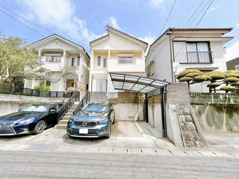 Open house held, current sale / immediate move-in possible. Space for 2 regular cars. It is a 2-story 4LDK.