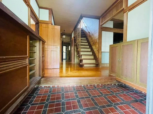 [Housing Consultation Center Omura Store] A property with an old house has come up in a location on a hill.