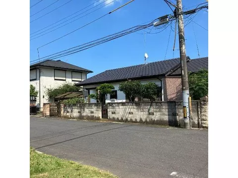 Popular single-story living, no stairs for easy household chores and movement!