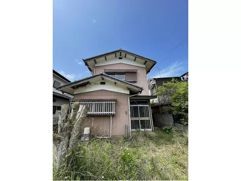 Available for transfer within the year, parking for 2 cars, immediate transfer available, accessible by more than 2 train lines, close to a golf course, interior renovation