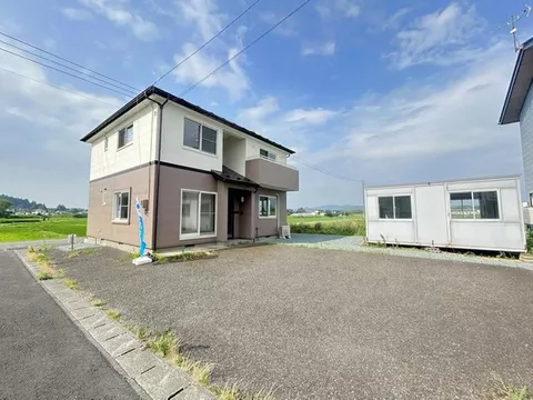 [Open House Held] Interior and exterior renovations completed / Parking for 3 or more cars available / Northwest corner lot