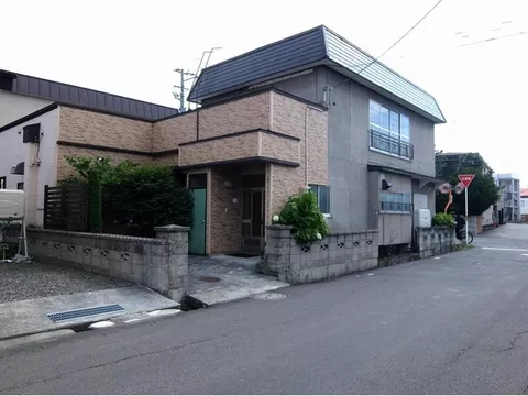 A compact store is also included, available for business or rental! - Image 1