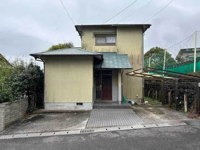 This property allows for hot spring water supply. You can see Beppu Bay and Takasaki Mountain from the second floor.