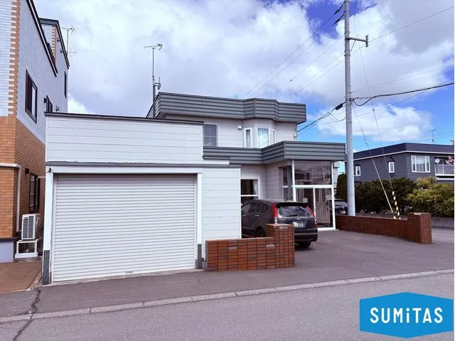A 4LDK facing southeast with great sunlight! All rooms are over 6 tatami mats and it comes with a garage that can accommodate 3 cars♪