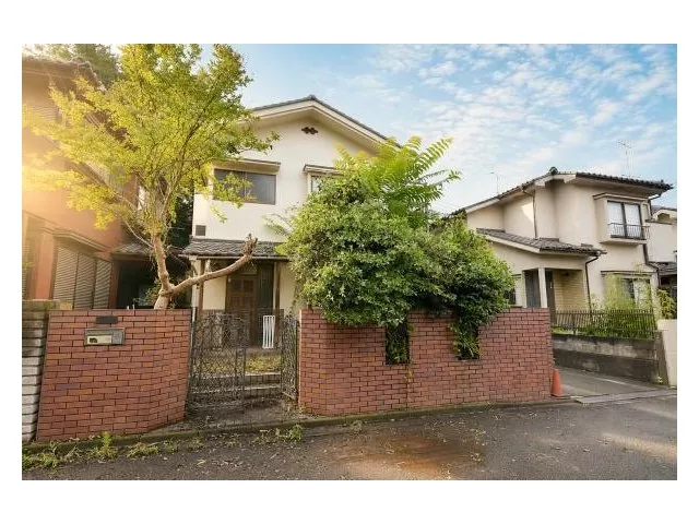 "A home that offers both space and peace of mind. A life on a 49-tsubo lot that deepens family bonds."