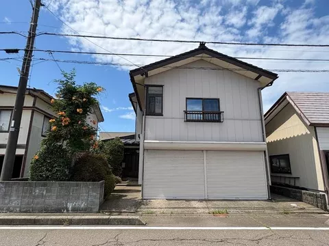 A convenient living environment with convenience stores, drugstores, and supermarkets within walking distance