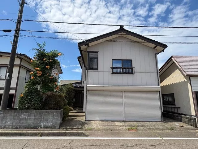 A convenient living environment with convenience stores, drugstores, and supermarkets within walking distance