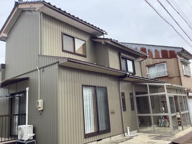 Spacious land in a convenient location with space for a home garden and parking for 4 cars
