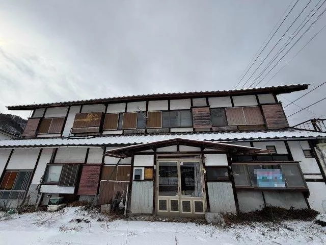 ※Construction date unknown◆Separate bath and toilet◆Shutters◆Land over 200 tsubo◆Road in front over 6m