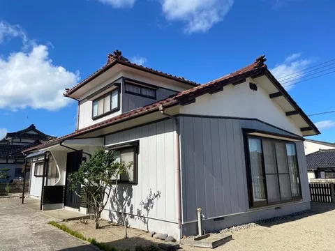 A property with a spacious land area and a northeast corner lot! Includes a garage and attic storage!