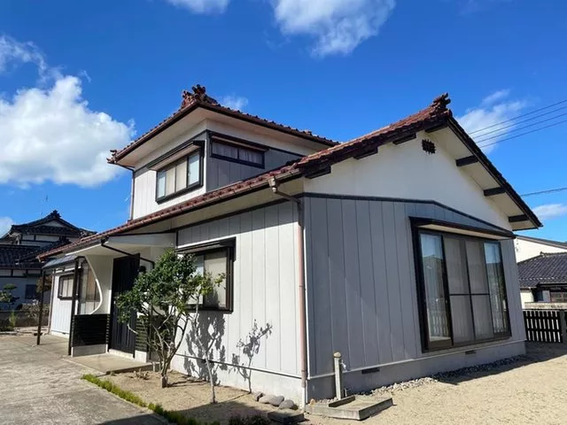 A property with a spacious land area and a northeast corner lot! Includes a garage and attic storage!