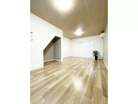 ～Used terrace renovated by December 2025～・Approximately 17-minute walk from Hankyu "Kanzakigawa"