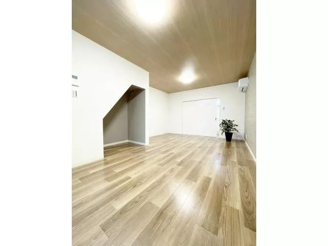 ～Used terrace renovated by December 2025～・Approximately 17-minute walk from Hankyu "Kanzakigawa"
