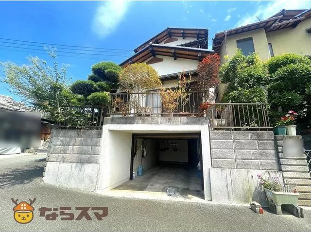 ■4 minutes on foot to Minami Ikoma Station. 3 minutes on foot to the supermarket■Good sunlight due to corner lot