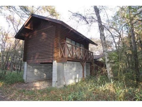 A garage-equipped, partially log-built property located in a subdivision (vacation home area) near an elevation of 1320m
